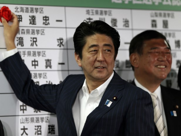 Abe Sinzo a felsőházi győzelem után. 