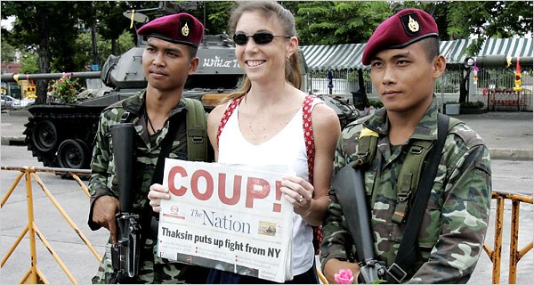 Pózolj a puccsot végrehajtó katonákkal: Nem várt látványosság lett Thaiföldön, amit később külön rendeletben kellett megtiltania a hadseregnek.