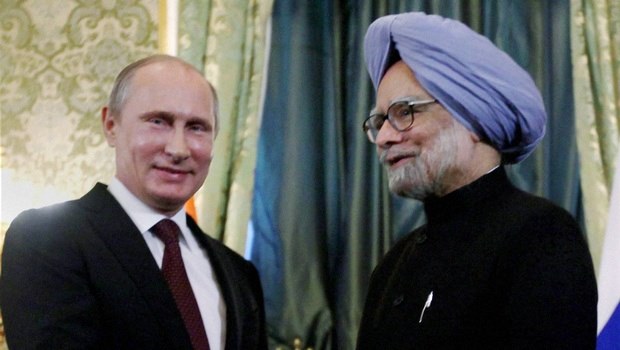 indiai elnököt  és Manmohan Szingh miniszterelnököt és beszámolt az ukrán eseményekről. Az indiai elnök egyetértett az orosz elnök lépéseivel, s reméli ezzel megoldódik a helyzet.
