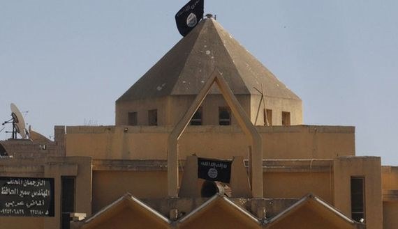 alálható Örmény Keresztények Mártír temploma tetejére kitűzték az ISIL terroristacsoport zászlaját