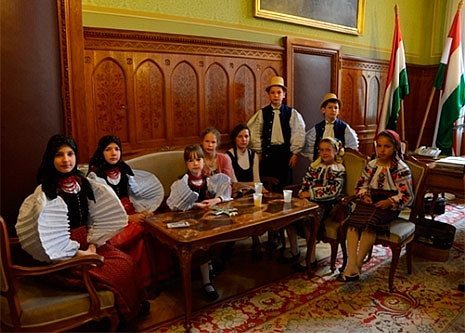 A Magyaar Parlamentben (Forrás: Lezsák Sándor honlapja)
