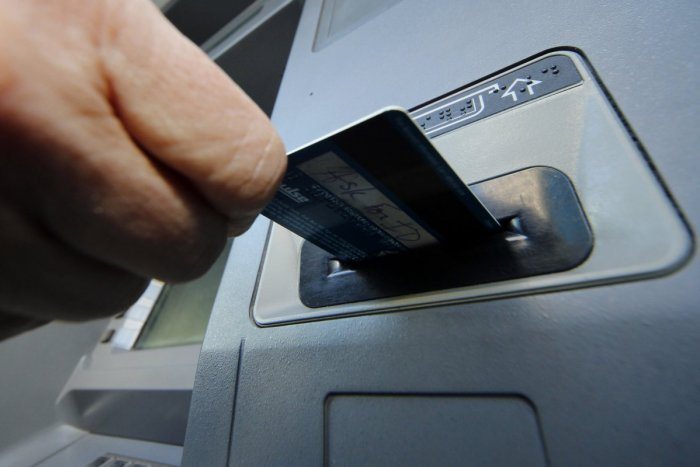 Ma már elsősorban nem arra használjuk bankkártyánkat, hogy bárhol és bármikor készpénzhez juthassunk. A bankkártyával történő készpénzfizetés forgalma évről évre nő. Forrás: dnes24.sk
