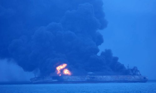 Robbanás történt a kínai partoknál lángoló olajszállítón