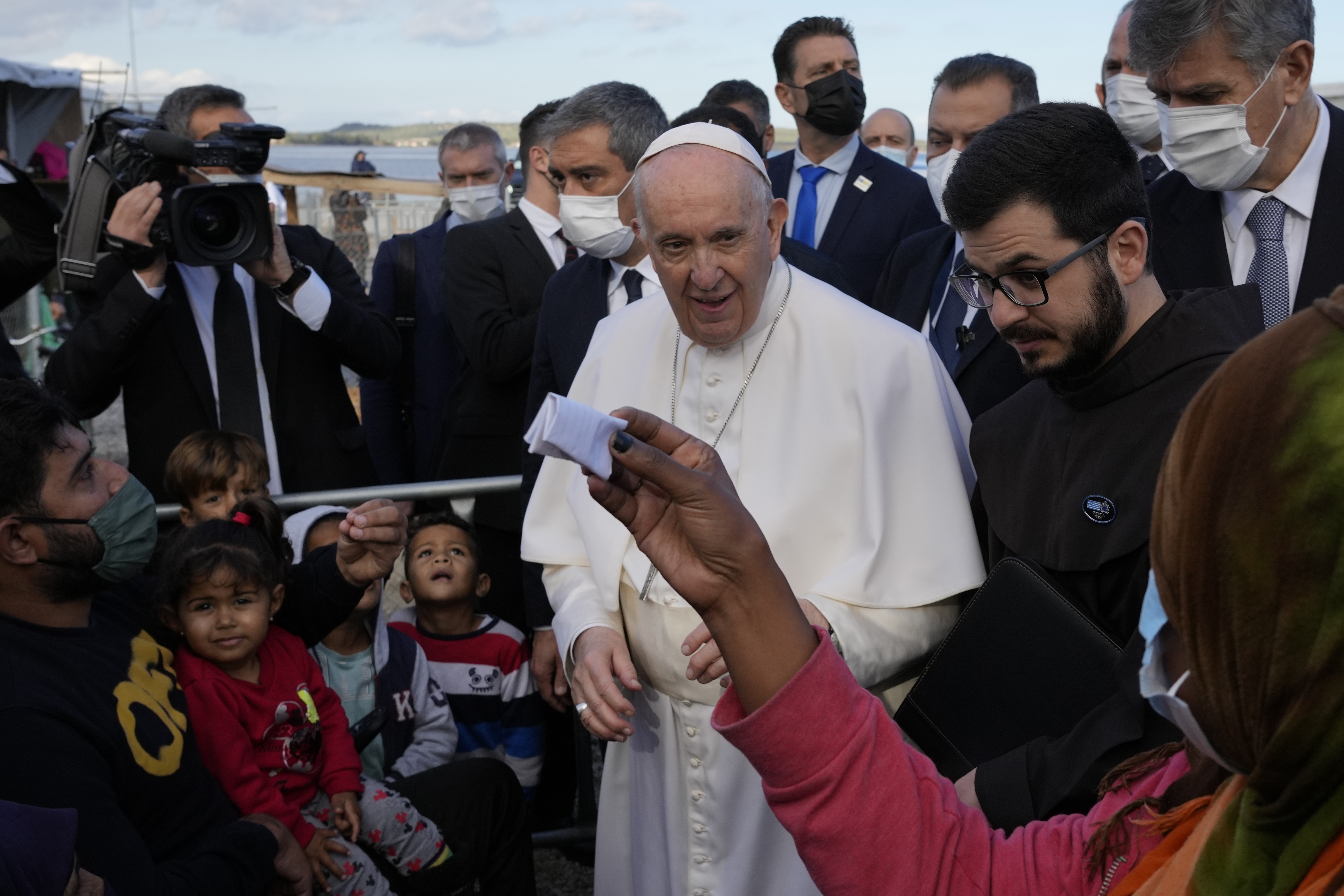 Ferenc pápa migránsokkal találkozott Leszbosz szigetén