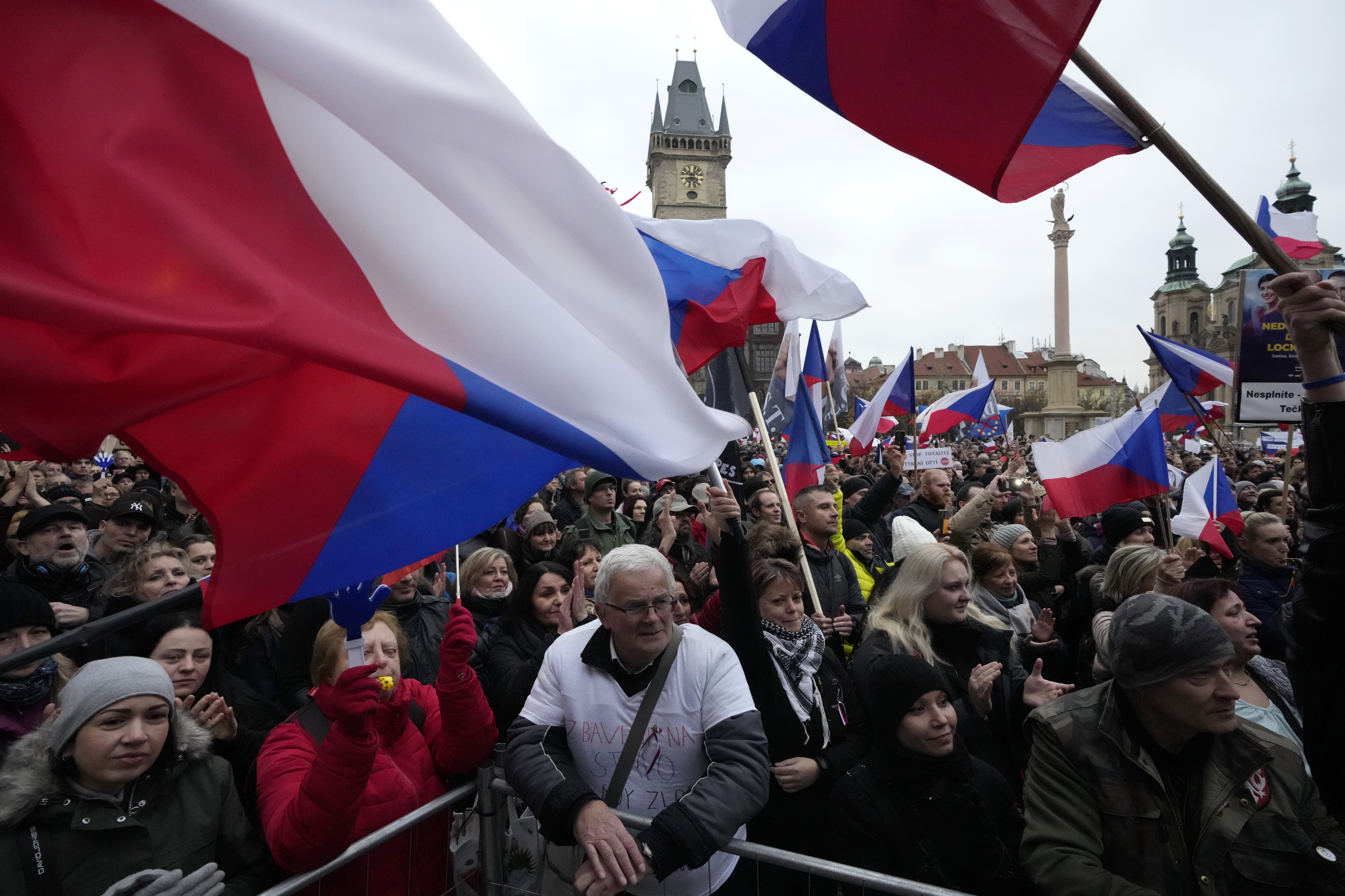 Koronavírus – Több ezren tüntettek a kötelező oltás ellen Prágában