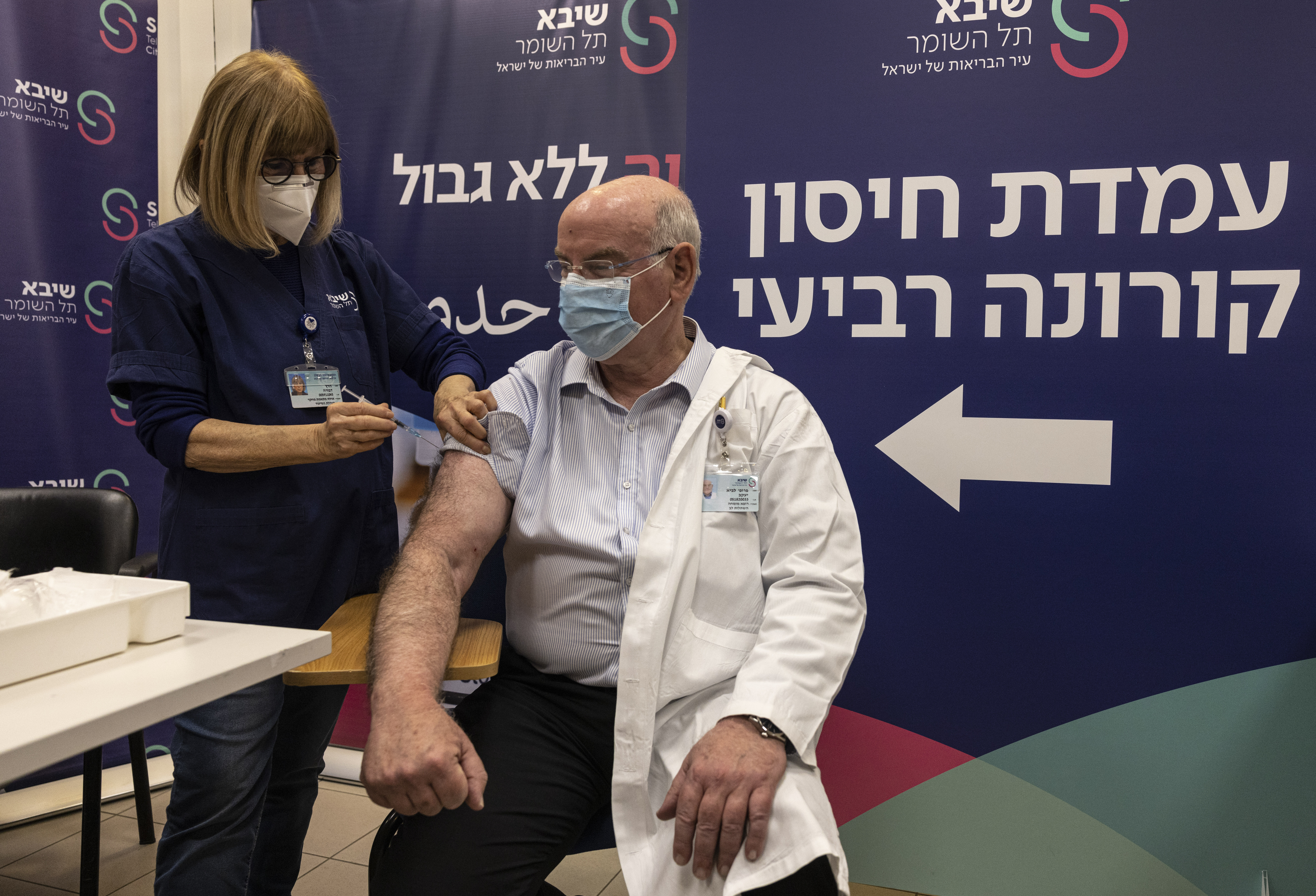 Az első izraeli egészségügyi dolgozók megkapták a negyedik koronavírus elleni vakcinát