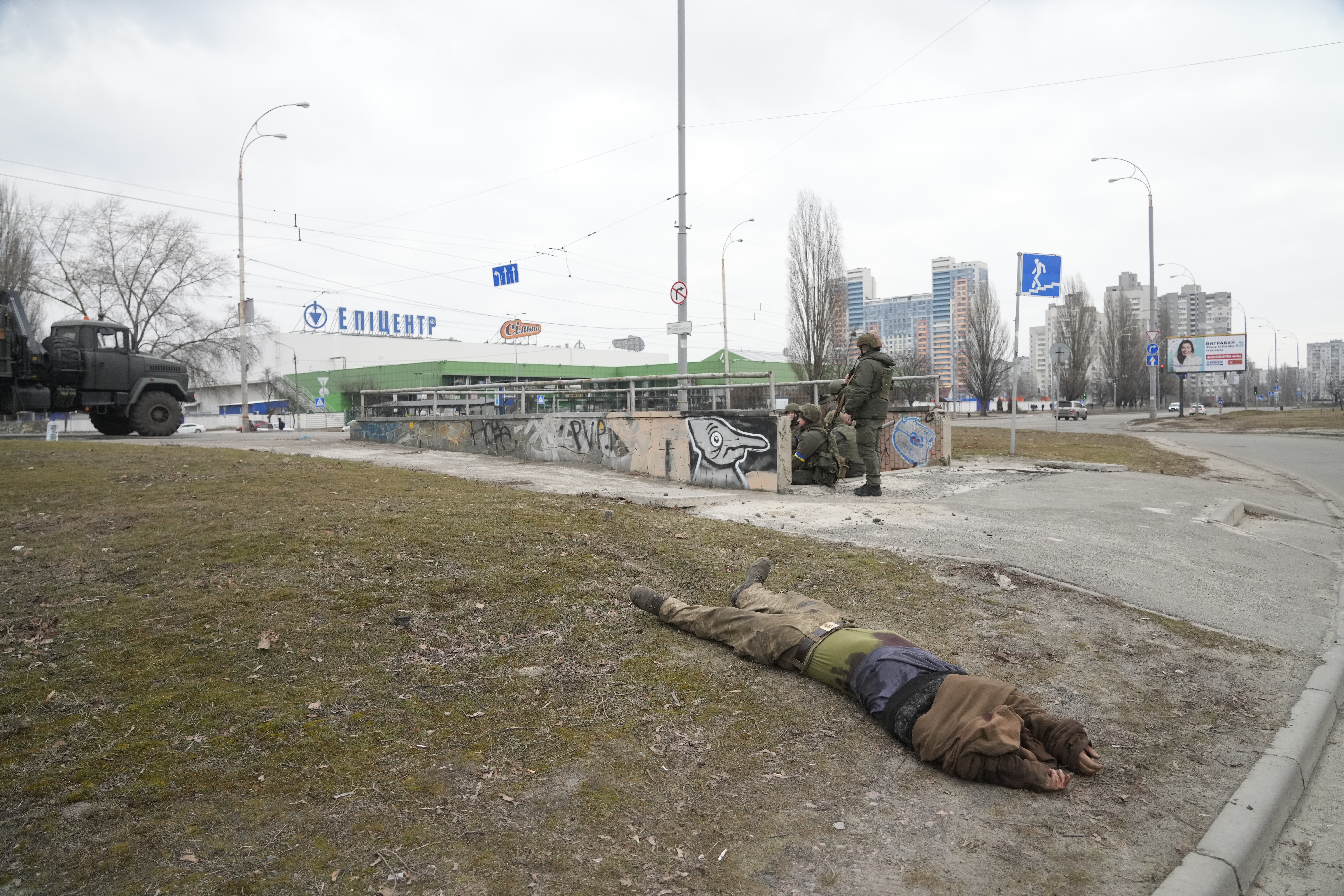 Ukrajna felszólította a Vöröskeresztet, hogy távolítsa el az orosz katonák holttestét